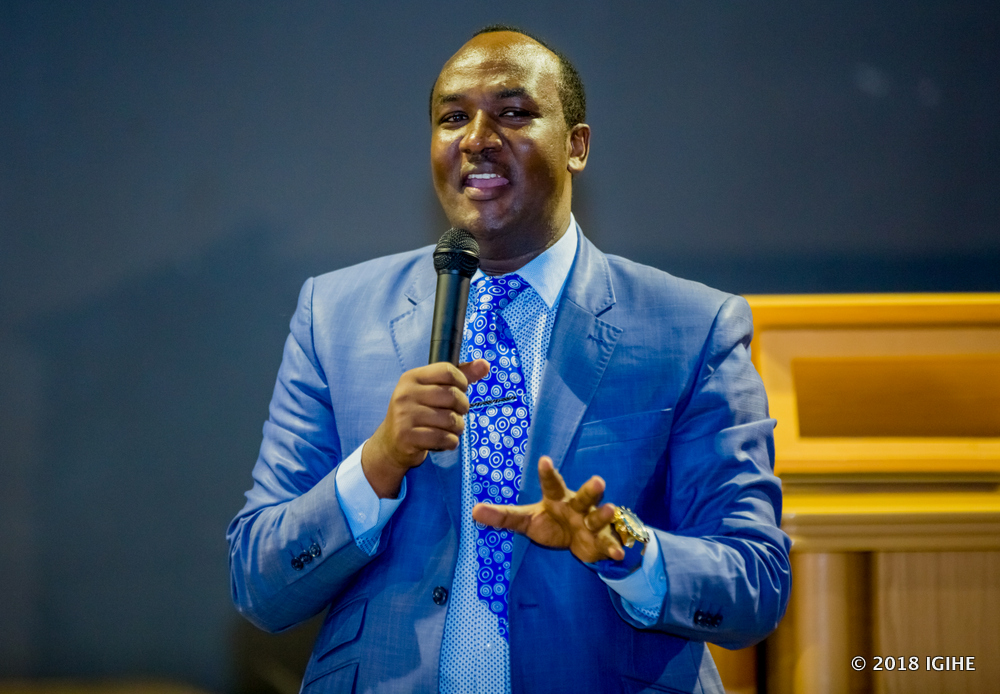 Bishop Rugagi yabajije abayoboke be uko baba bakunda umurimo w'Imana hanyuma bakabura amafaranga yo gukodesha urusengero