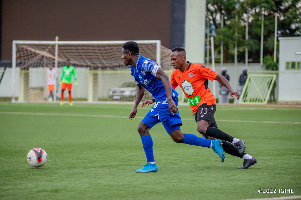 Rugirayabo Hassan azamukana umupira yegerewe na Armel Gyslain