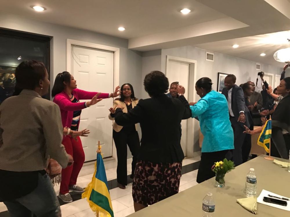 Abari bitabiriye uyu muhango basabanye bacinya akadiho kinyarwanda
