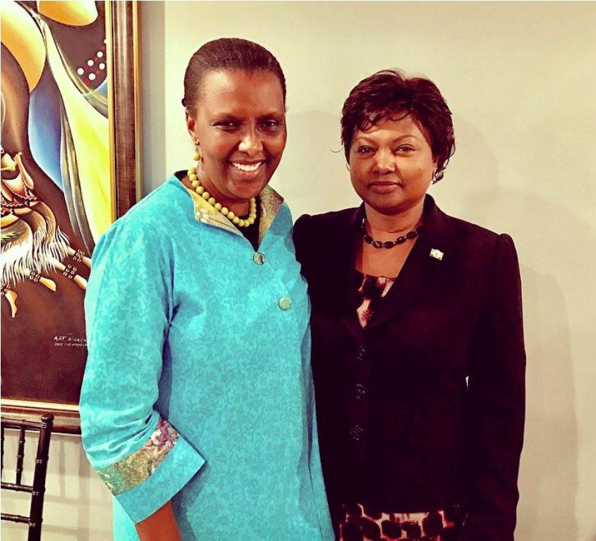 Ambasaderi Rugwabiza (ibumoso) na Ambasaderi w'u Rwanda muri Leta Zunze Ubumwe za Amerika, Mathilde Mukantabana