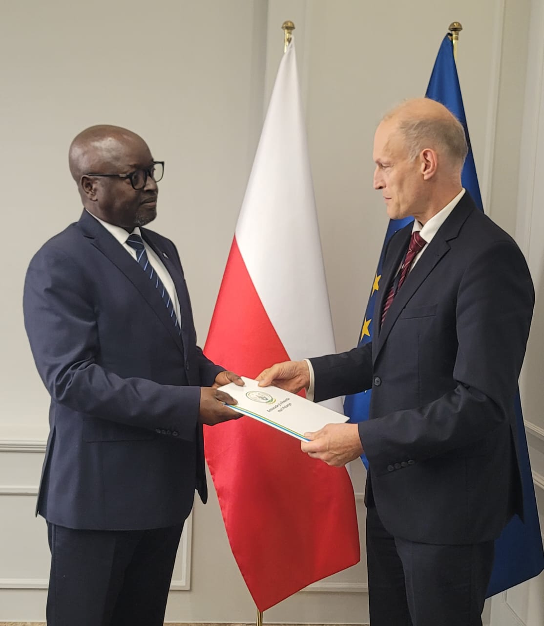Amb. Col (Rtd) Ruhunga Jeannot yatanze kopi z'impapuro zimwemerera guhagararira u Rwanda muri Pologne