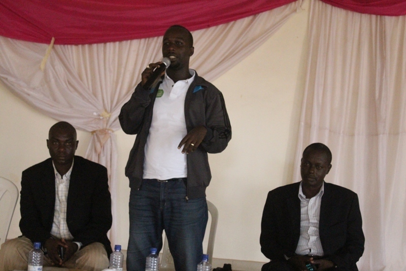 Umuyobozi wungirije wa REFAC, Rukabu Benson atangaza ko bakora amahugurwa mu rwego rwo kungurana ibitekerezo ku buryo bw’imikorere ikuraho inzitizi mu kwesa imihigo mu ntego z’iterambere rirambye