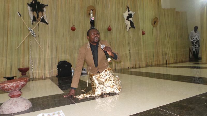 Abicishije mu buhanzi bwe, Niyitegeka Gratien uzwi nka Sekaganda, yagerageje kwereka abari aho imiterere y'urugamba rwo kubohora igihugu