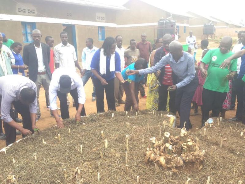 Umwe mu bageze mu za bukuru yubakiwe akarima k'igikoni