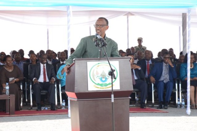 Perezida Kagame ageza ijambo ku bitabiriye umuhango wo gufungura ku mugaragaro ikiraro gihuza u Rwanda na Tanzania