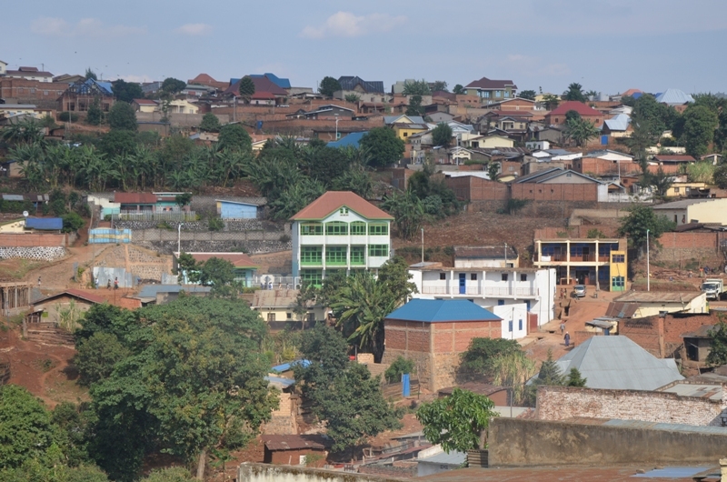 Mu karere ka Rusizi haravugwa umuco w'abakobwa bahonga abasore amafaranga ngo babarongore