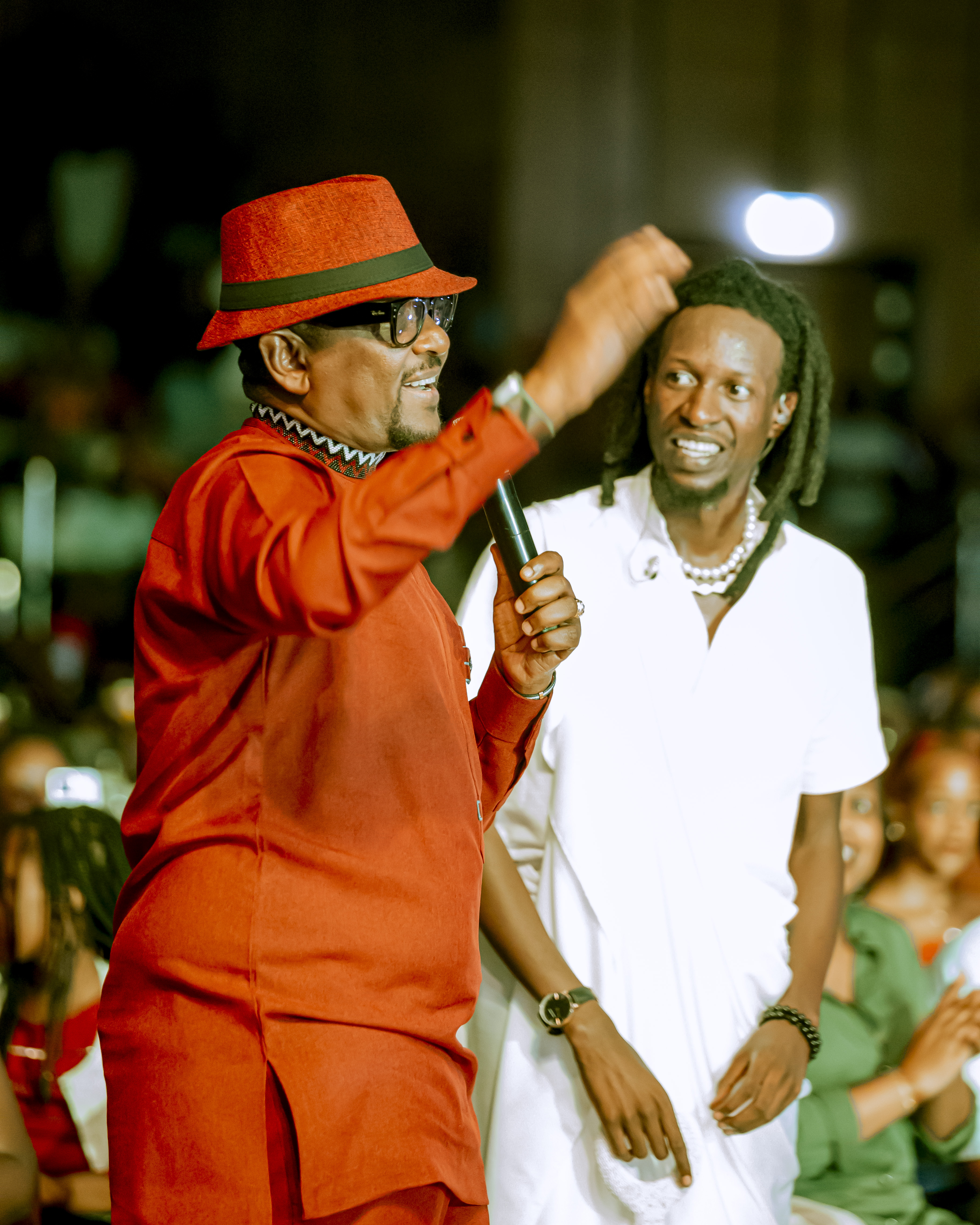 Ruti Joël yahagurukije Masamba Intore bafatanya gusurutsa abitabiriye iki gitaramo