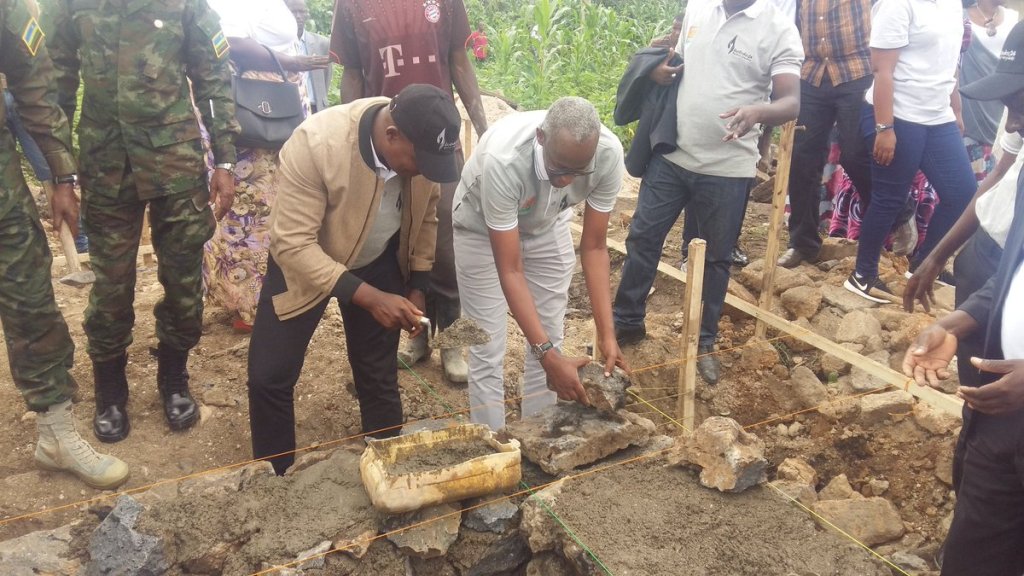 Umunyamabanga Nshingwabikorwa w’Urugaga rw’Abikorera mu Rwanda (PSF), Ruzibiza Steven, ashyira ibuye ry'ifatizo ahazubakwa inzu 32 mu Mudugudu wa Rugerero