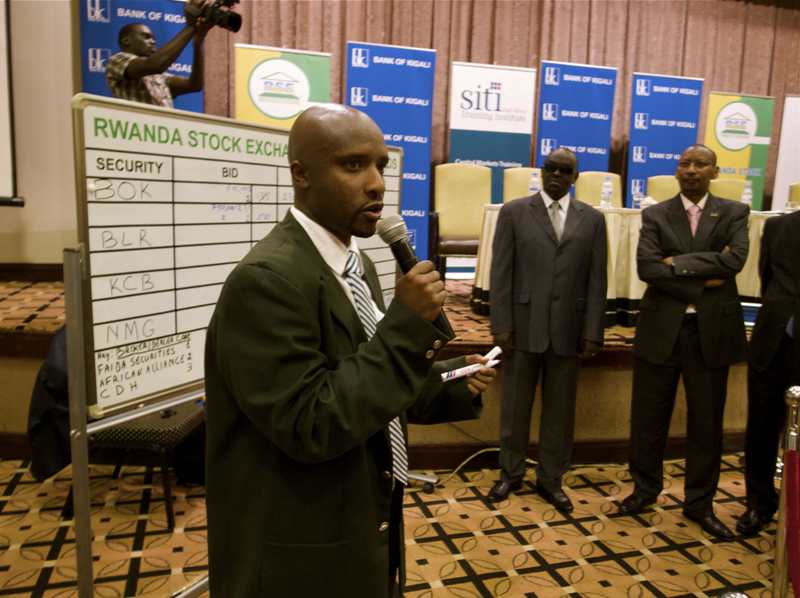 Celestin Rwabukumba,(ufashe micro)Umuyobozi wa RSE