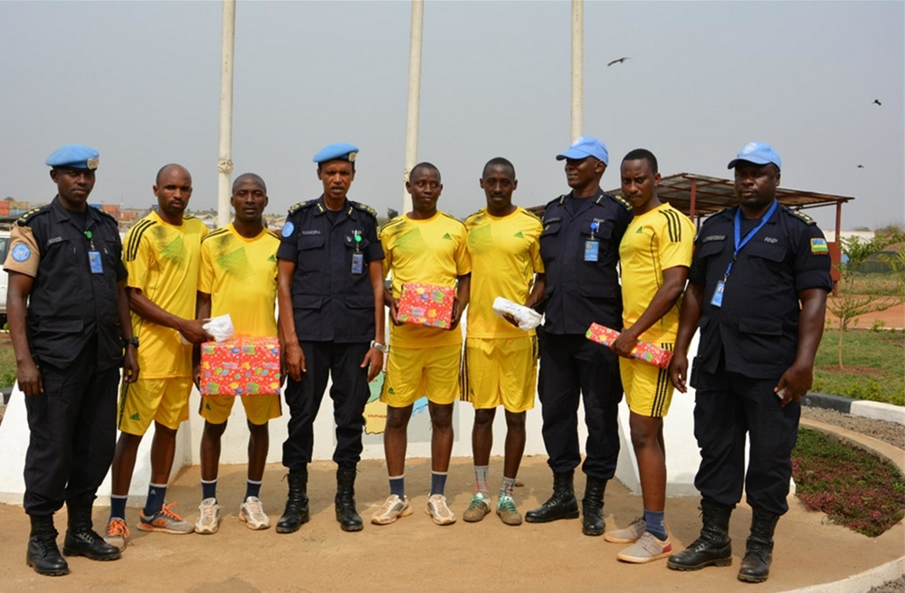 Abapolisi b’u Rwanda bitabiriye iri siganwa bari kumwe na bagenzi babo nyuma yo kwegukana ibihembo