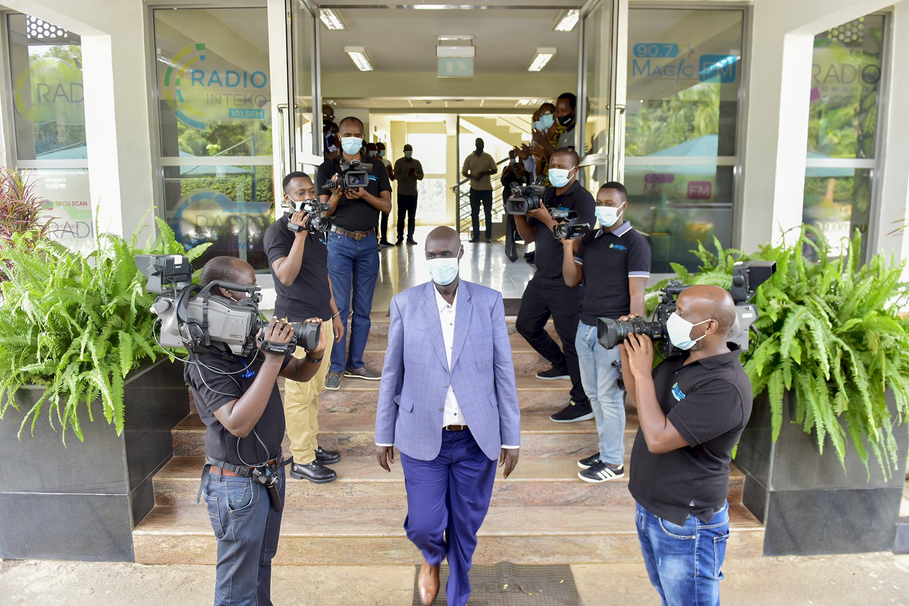 Rwamukwaya Valens wari umukozi w’Ikigo cy’Igihugu cy’Itangazamakuru, RBA, yagiye mu kiruhuko cy’izabukuru, nyuma y’imyaka 38 yari amaze mu mwuga w'itangazamakuru harimo 26 yakoreye RBA afata amashusho. Abari mu itsinda rimwe ryo gufata amashusho bamusezeyeho muri ubu buryo