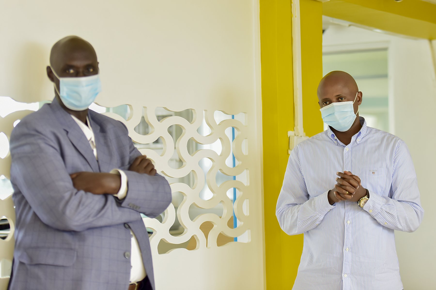 Umuyobozi Mukuru wa RBA (iburyo) Arthur Asiimwe yasabye abandi bakozi gufatira urugero kuri Rwamukwaya