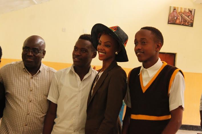 Abanyeshuri bari bishimiye kuba bari kumwe na Miss Mutesi Jolly
