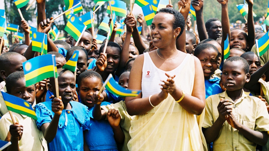 Inyumba niwe wabaye Minisitiri wa mbere w'Uburinganire n'Iterambere ry'umuryango; icyo gihe batangiye Minisiteri ari abantu babiri
