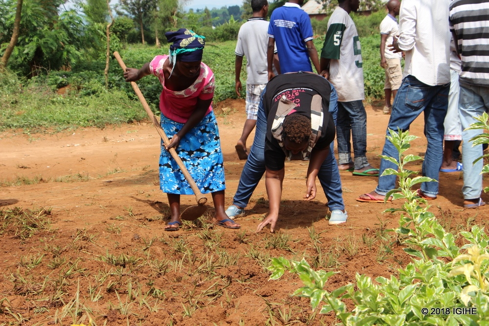 Abagize 'Rwanda Clot Awareness Network' bifatanyije n'abaturage mu muganda
