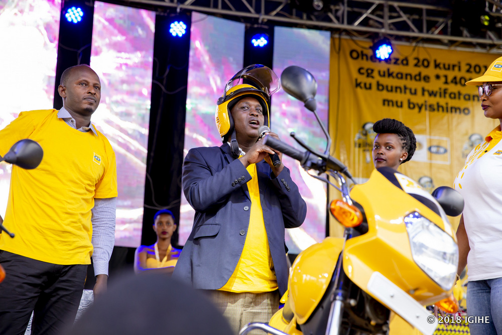 Ibyishimo byari byose kuri umwe mu babashije kwegukana moto