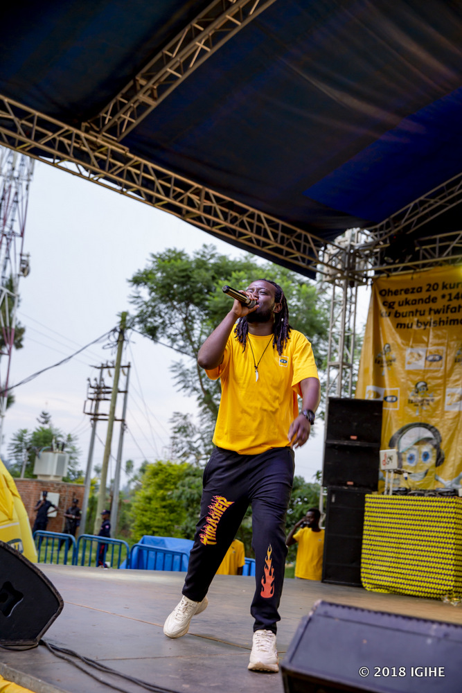 MC Buryohe asusurutsa abari bitabiriye iki gitaramo