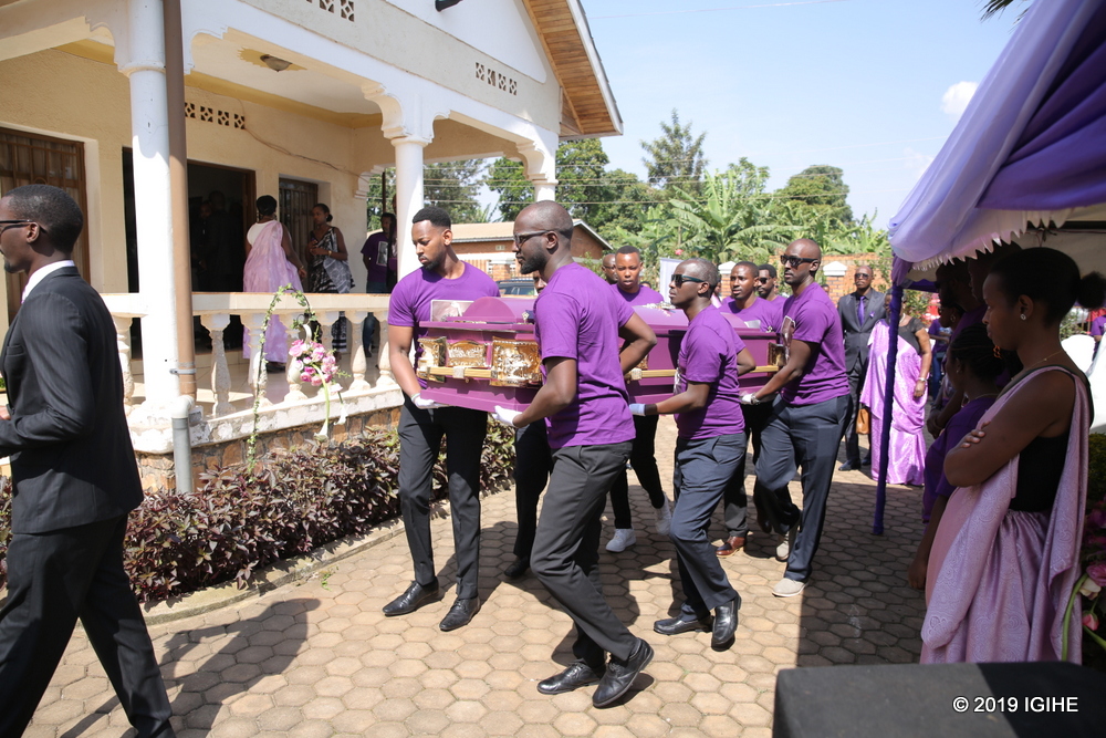 Ubwo umurambo wa Mupende wagezwaga mu rugo i Kanombe