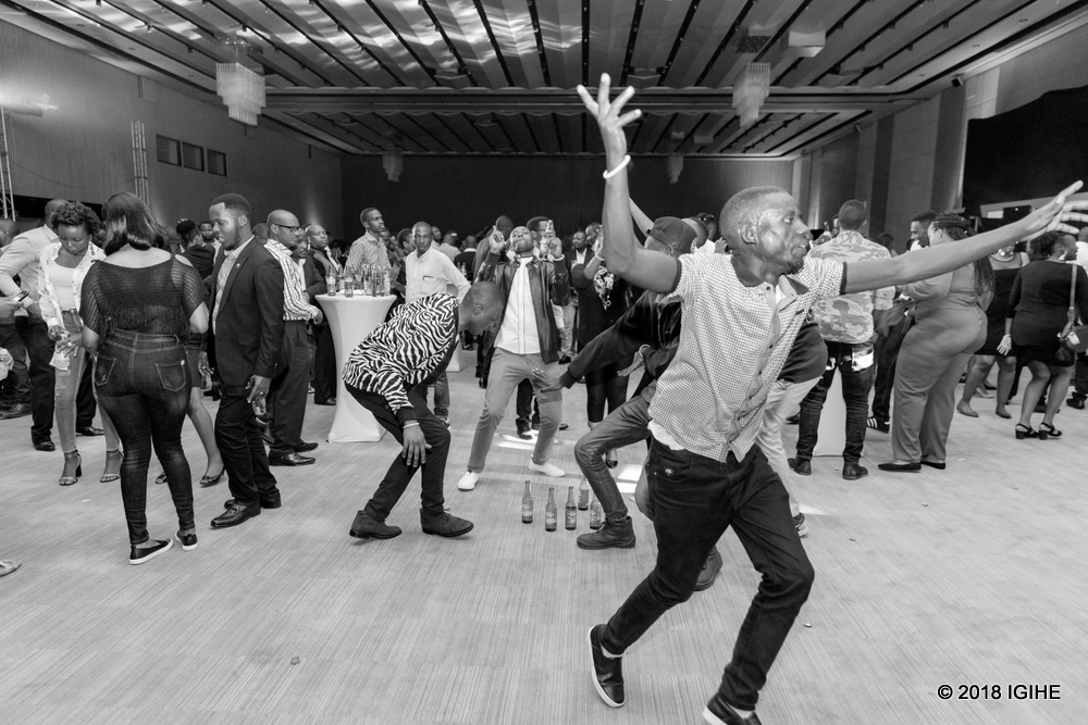 Abantu b'ingeri zitandukanye bakase umuziki biratinda bishimira iyi ntambwe itewe