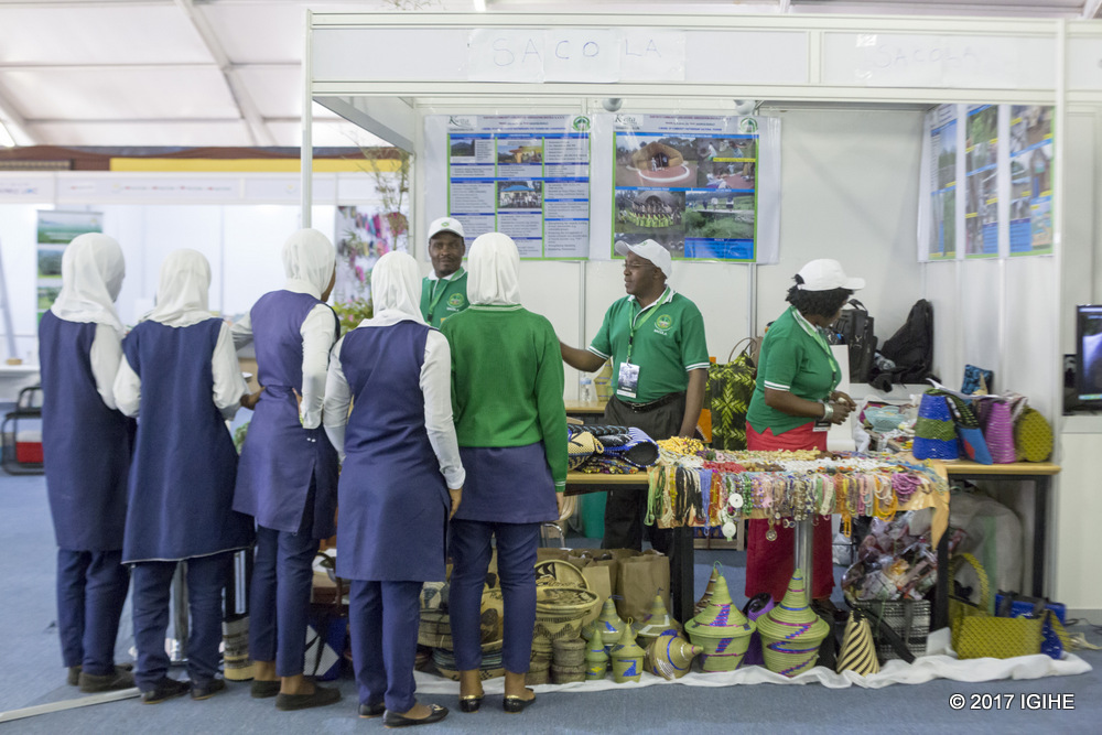 Urubyiruko rwiga mu mashuri yisumbuye rureba ibikorwa byamuritswe