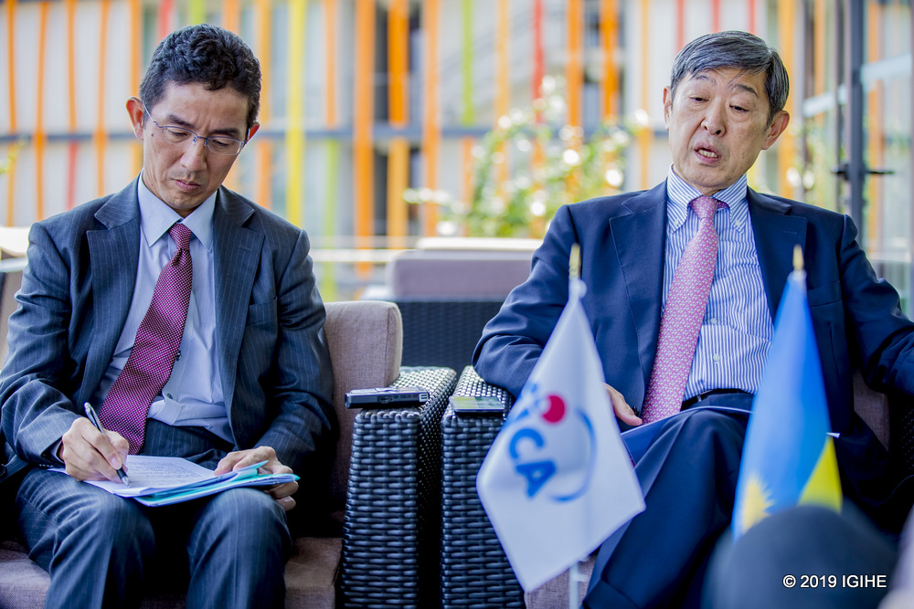 Shinichi Kitaoka yagiranye ikiganiro n'itangazamakuru ari kumwe na Maruo Shin uhagararye JICA mu Rwanda