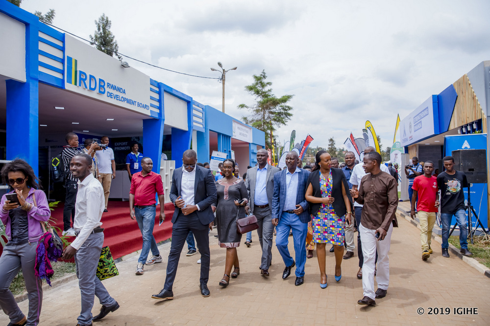 Minisitiri w’Ubucuruzi n’Inganda, Hakuziyaremye Soraya aganira n'Umuyobozi Wungirije w'Ikigo cy'Igihugu cy'Iterambere (RDB), Niyonkuru Zephanie