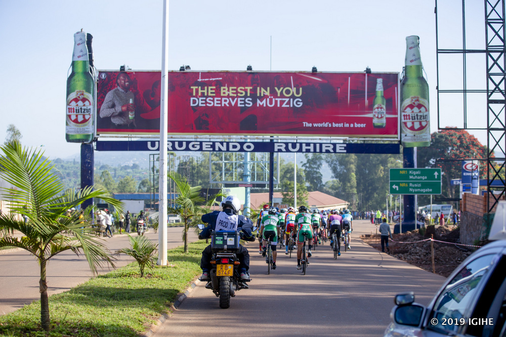 Ubwo bari basohotse mu mujyi wa Huye bose bagenderaga hamwe