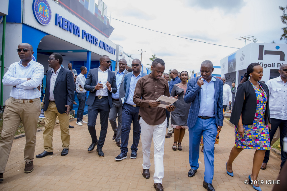 Minisitiri w’Ubucuruzi n’Inganda, Hakuziyaremye Soraya n'abandi bayobozi bakimara gufungura imurikagurisha ry'ibikorerwa mu Rwanda