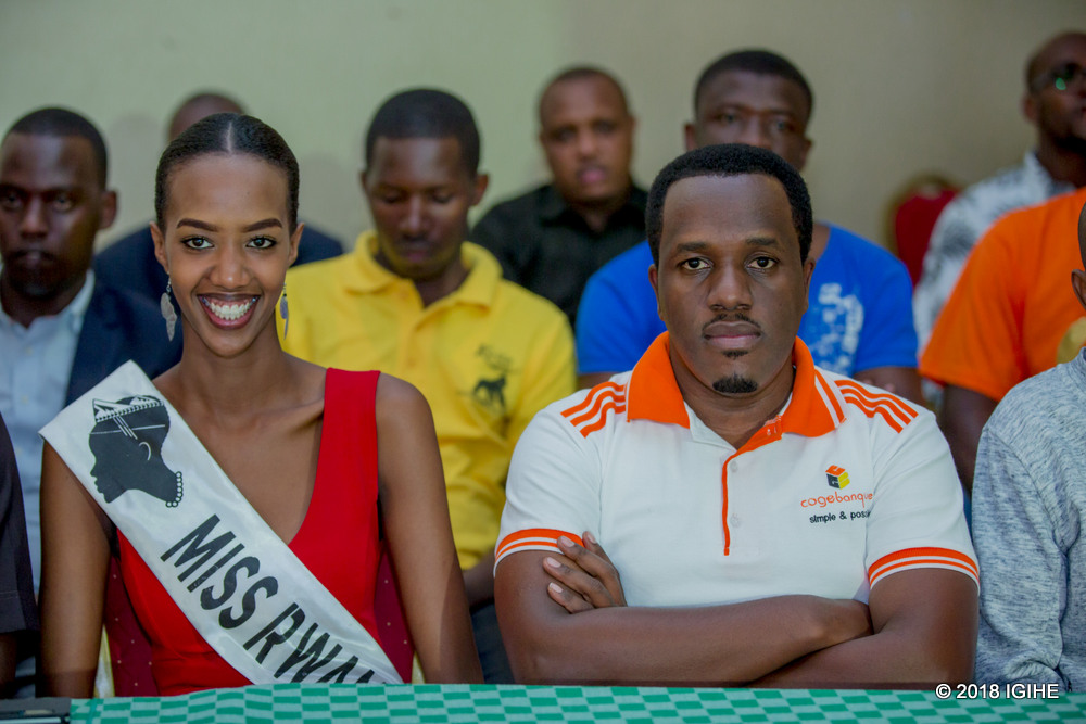 Miss Rwanda 2017 Iradukunda hamwe n'Umuyobozi Ushinzwe Iyamamazabikorwa muri Cogebangue, Iyamuremye Antoine bitabiriye iki gikorwa