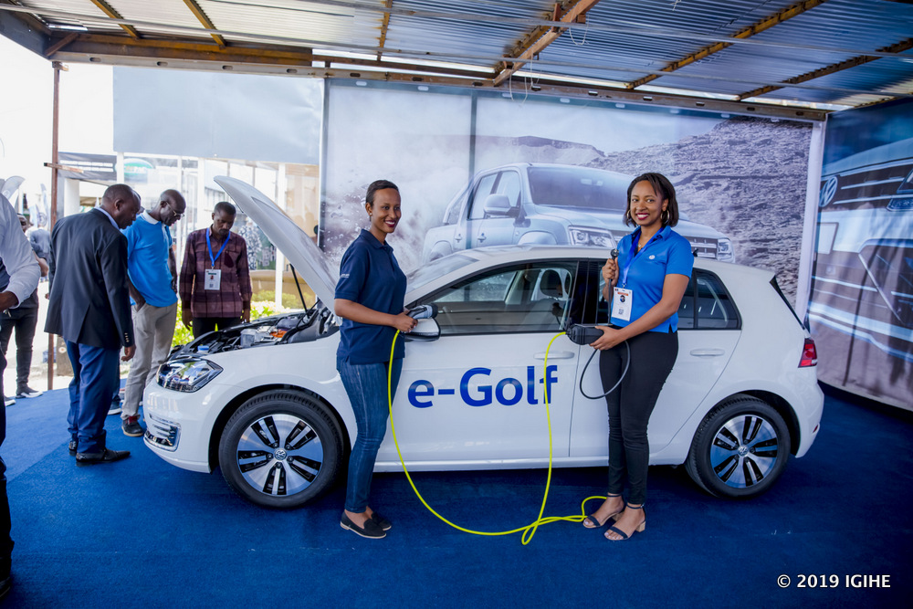 Imodoka ziswe e-Golf z’Uruganda Volkswagen zikoresha amashanyarazi zagejejwe ku isoko ry'u Rwanda ziri mu zamuritswe muri Made in Rwanda Expo