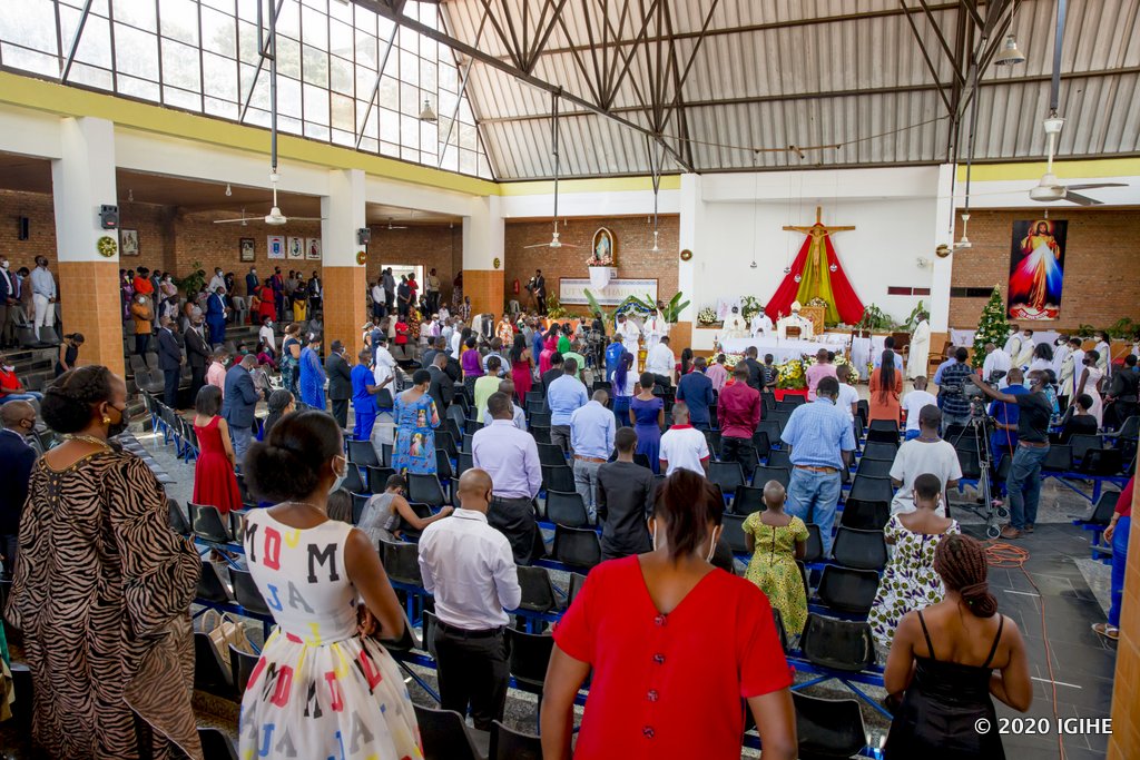 Muri St Michel abakirisitu bari bitabiriye igitambo cya misa cyayobowe na Cardinal Kambanda
