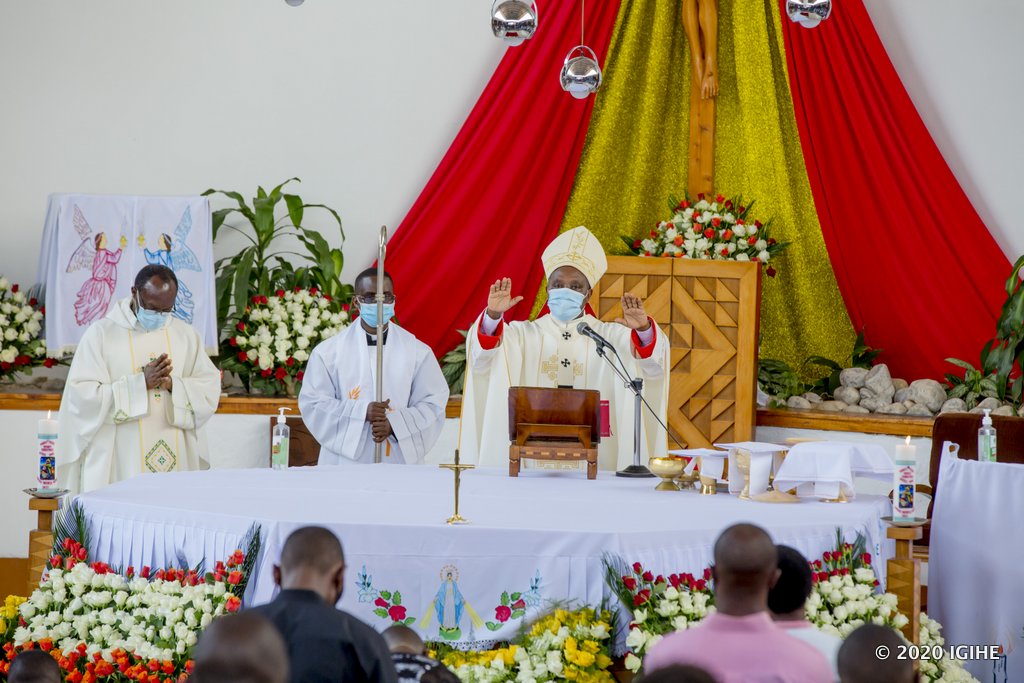 Ni yo misa ya mbere ya Noheli Kambanda yasomye kuva yagirwa Cardinal