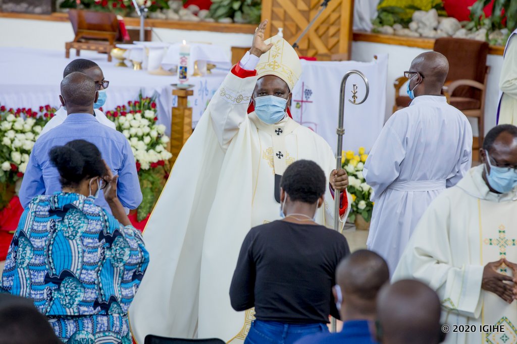 Cardinal Kambanda aha umugisha abakirisitu nyuma y'igitambo cya misa