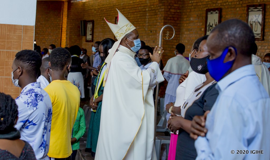 Abakirisitu bari muri Cathedrale ya St Michel bahawe umugisha wa Noheli na Cardinal Kambanda