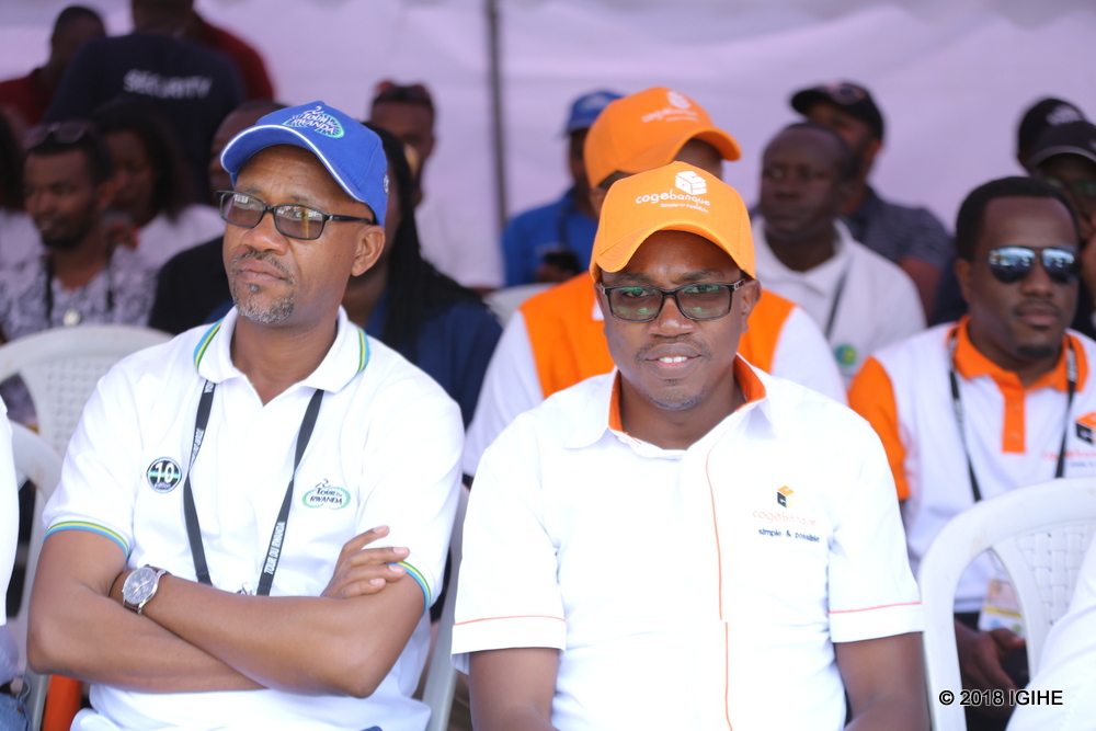 Perezida w'Ishyirahamwe ry'Umukino wo gusiganwa ku magare mu Rwanda (Ferwacy), Bayingana Aimable n'Umuyobozi Mukuru ushinzwe Ubucuruzi, Mujyambere Monfort