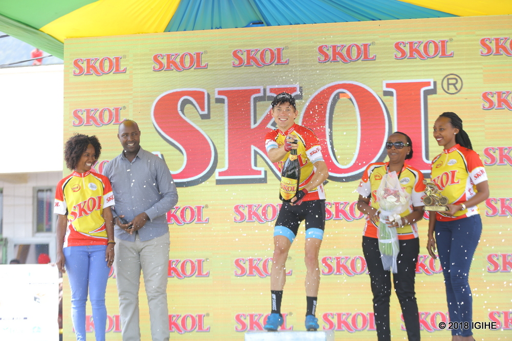 Umudage Julian Hellmann ukinira Team Embrace The World yegukanye agace ka gatanu ka Tour du Rwanda. Yahembwe na Skol