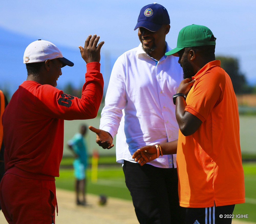 Cassa Mbungo André utoza AS Kigali (wambaye ishati yera) asuhuzanya na Haruna Feruzi utoza Rutsiro FC, yari kumwe Munyeshema Gaspard umwungirije