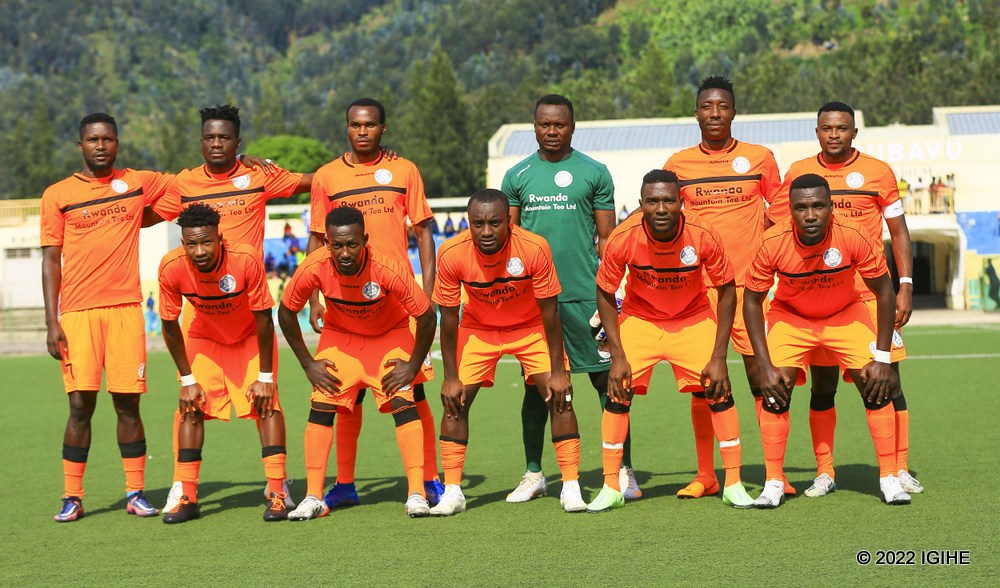 Abakinnyi babanje mu kibuga ku ruhande rwa Rutsiro FC