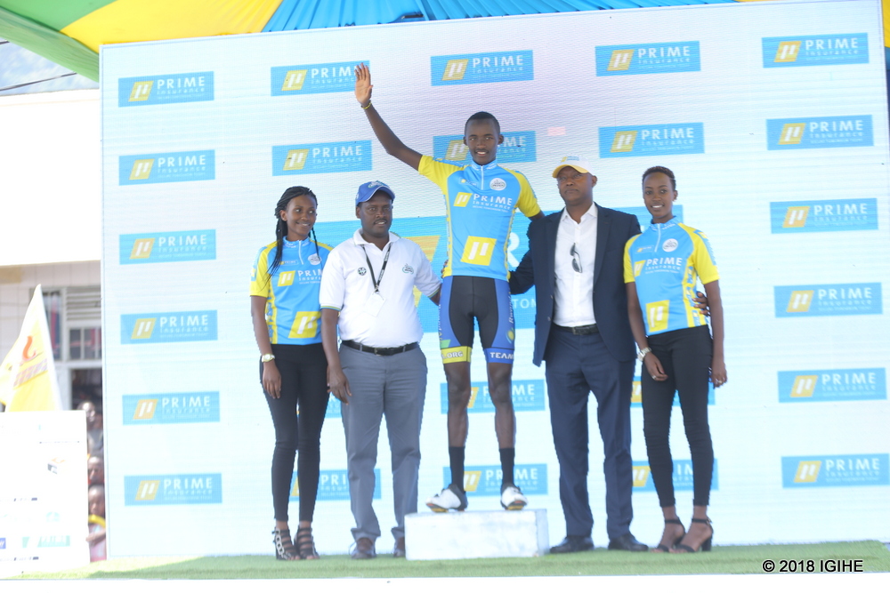 Mugisha Samuel yahembwe na Prime Insurance nk'umukinnyi witwaye neza mu bato