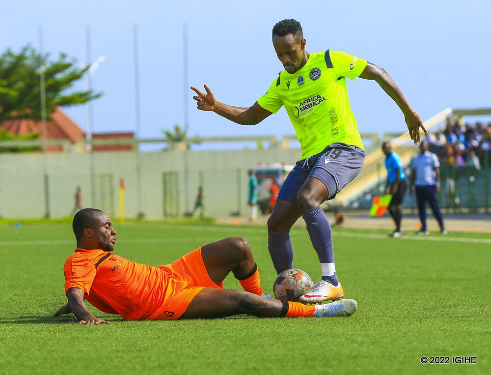 Kalisa Rachid agerageza gucenga umukinnyi wa Rutsiro FC, Nkubito Amza