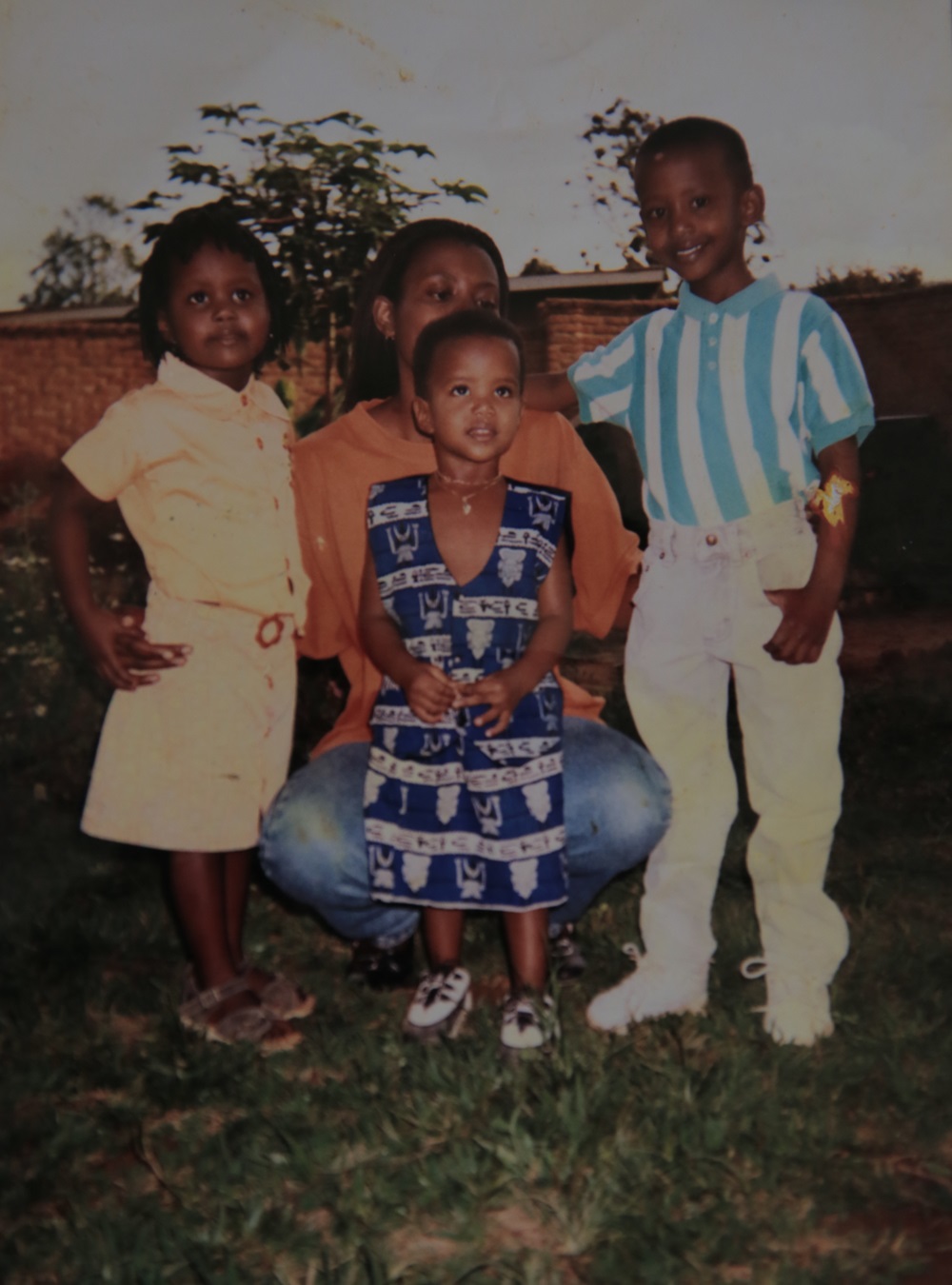 Miss Iradukunda Elsa(uhagaze hagati) ngo yakuze yiyumvamo ibyo kwerekana imideli no kuzaba Nyampinga