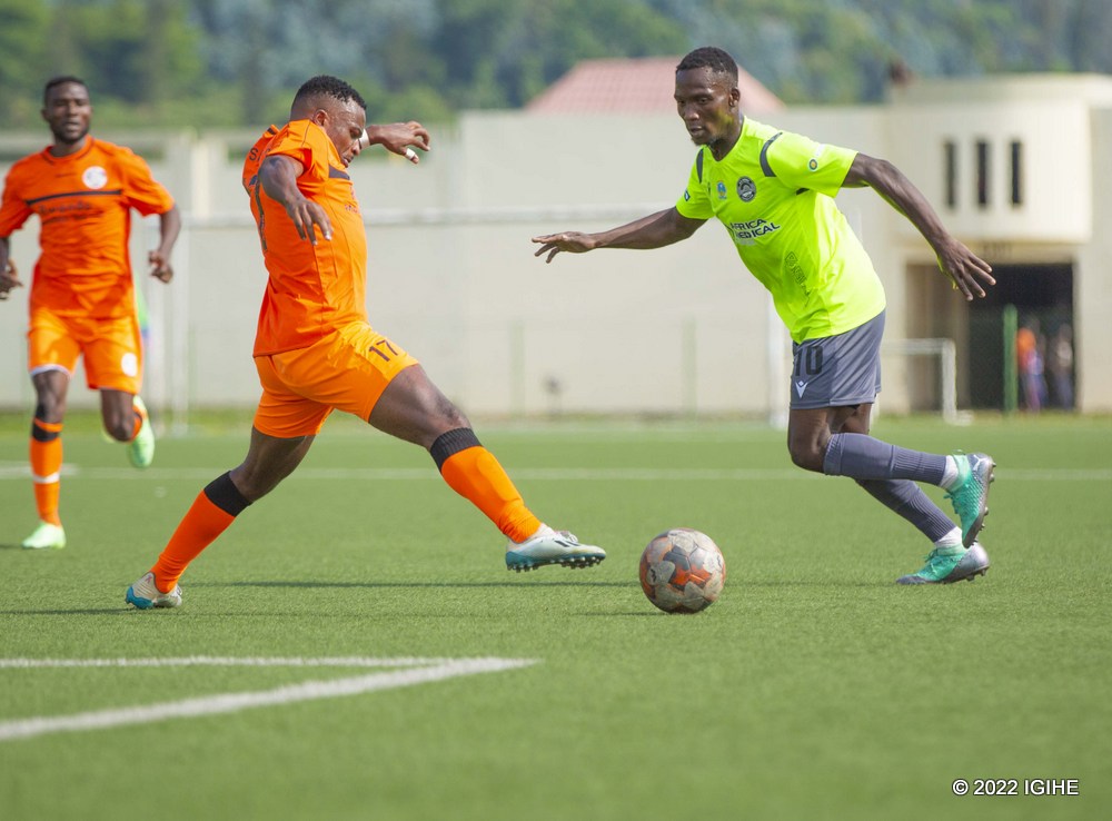 Kapiteni wa Rutsiro FC, Kwizera Bahati Emilien ashaka kwambura umupira Umunya-Cameroun Man Ykre wa AS Kigali