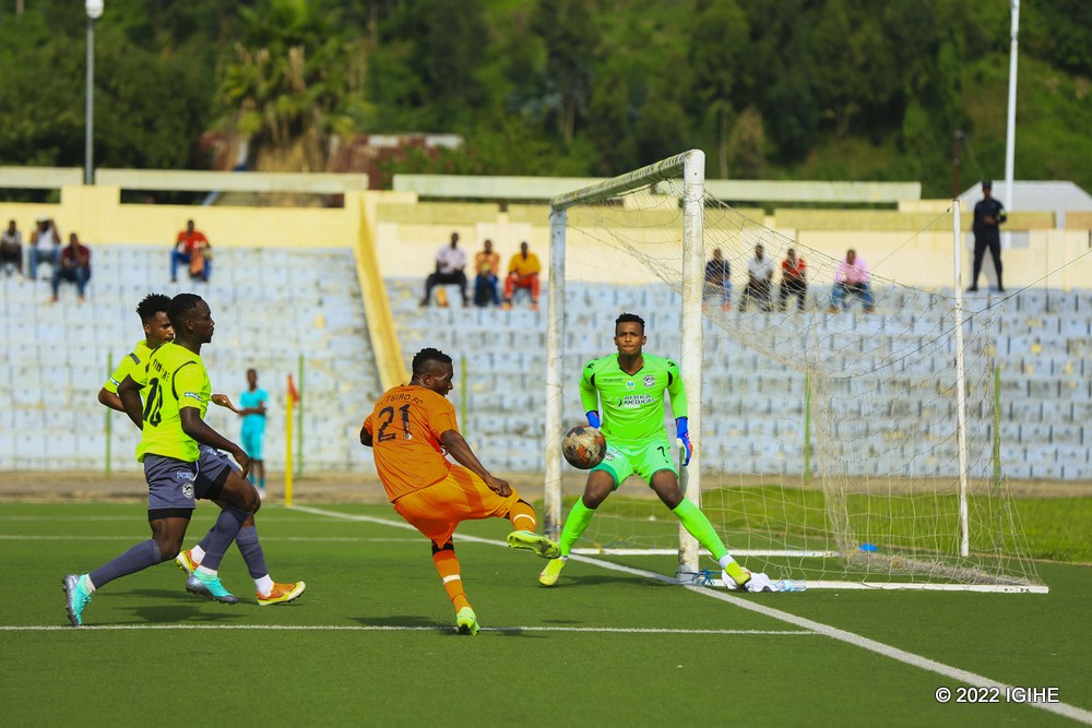 Watanga Shukulu yagoye ab'inyuma ba AS Kigali. Aha yarebanaga na Ntwari Fiacre yitegura gutera ishoti ariko amashusho yagize hanze