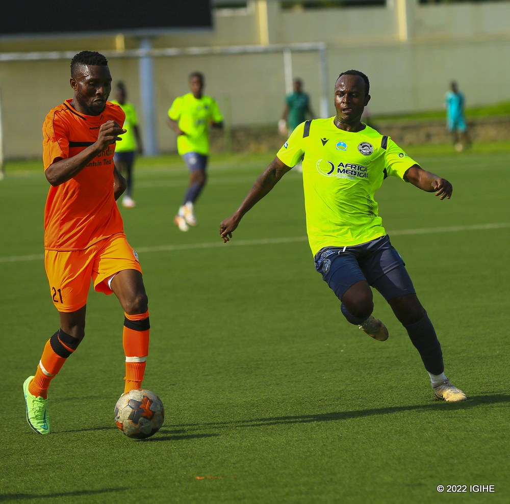 Watanga Shukulu wa Rutsiro FC agerageza gucenga Niyonzima Olivier Sefu wa AS Kigali