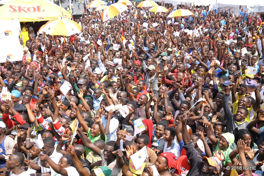 Dream Boyz yataramiye Abanya-Rubavu, banasobanurirwa amahirwe ari mu gukorana na Banki y'Ubucuruzi ya Cogebanque