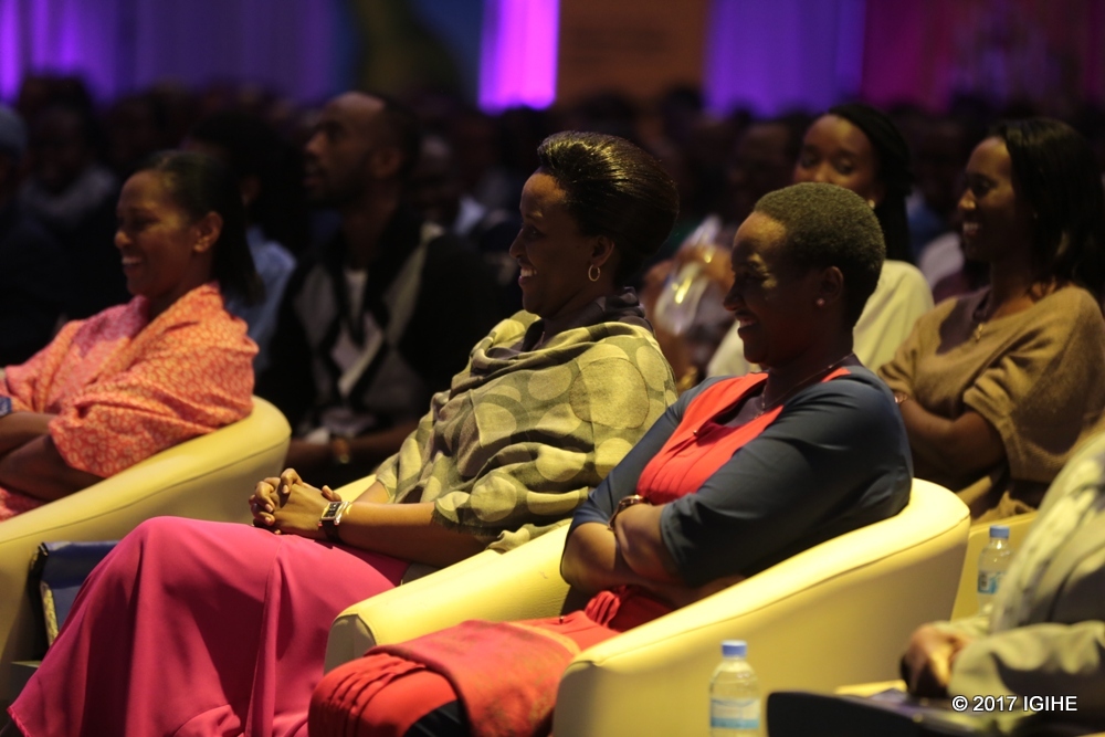 Madame Jeannette Kagame na Minisitiri w'Umuco na Siporo, Uwacu Julienne bari bitabiriye iki gitaramo