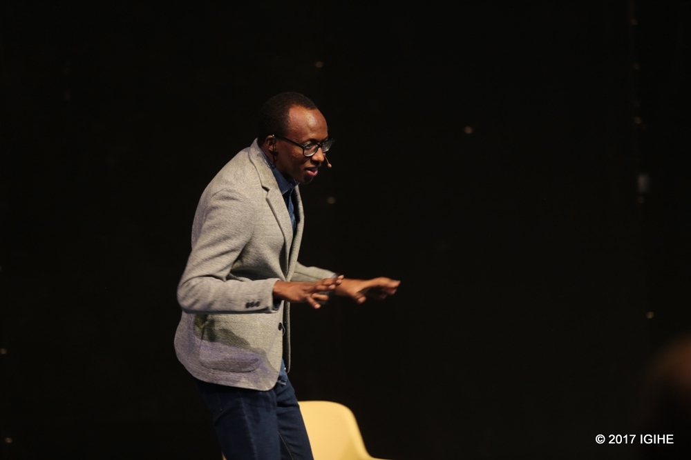 Ni igitaramo cyari kiryoheye amaso n’amatwi ku bw’urwenya rwa Gasumuni wanakoreshaga ibimenyetso byatumaga benshi baseka bagakwenkwenuka