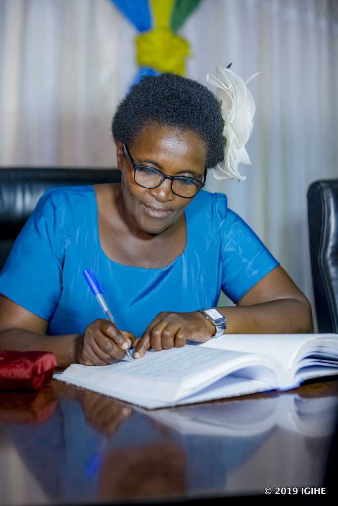 Zereyukuri Antoinette ashyira umukono ku isezerano ryo kubana akaramata na Timoni byemewe n'amategeko