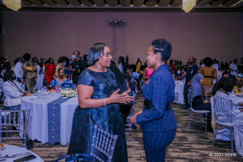 Minisitiri w'Uburezi, Dr Uwamariya Valentine aganira na Minisitiri w'Ikoranabuhanga na Inovasiyo, Paula Ingabire