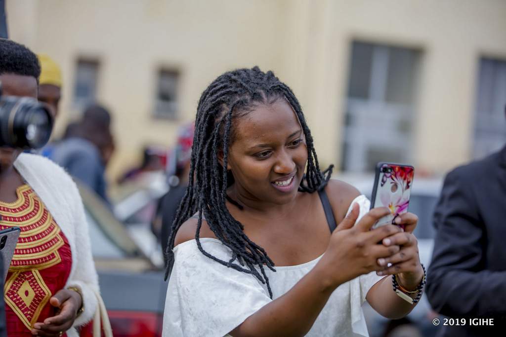 Umwana wa Gakumba afata ifoto y'urwibutso ku munsi umubyeyi we yasezeraniyeho